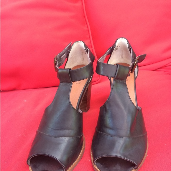 BC black peep toe thick heels with buckle, size 10 - Picture 2 of 4